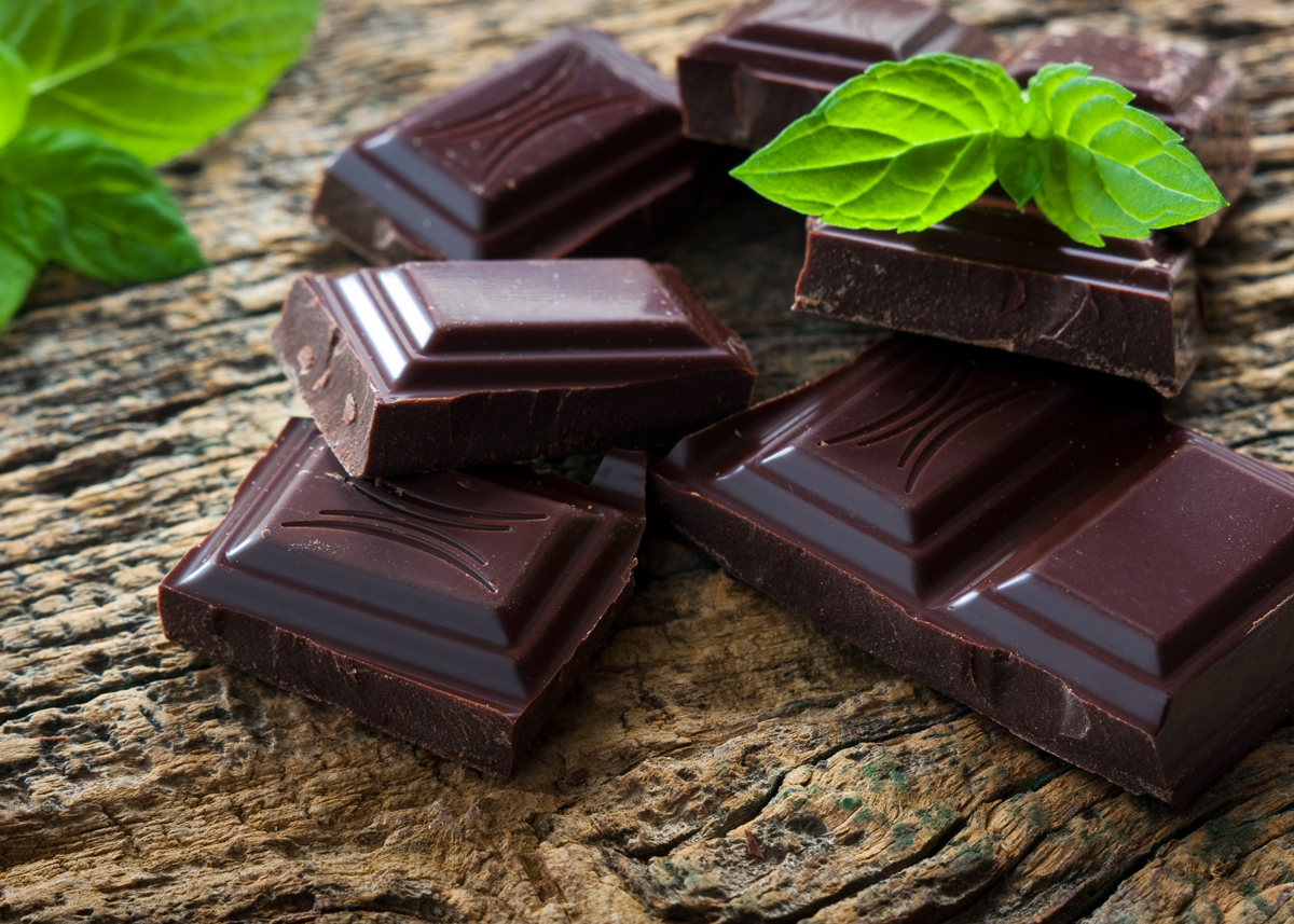 dark chocolate made from chocolate liquor (cocoa-paste)